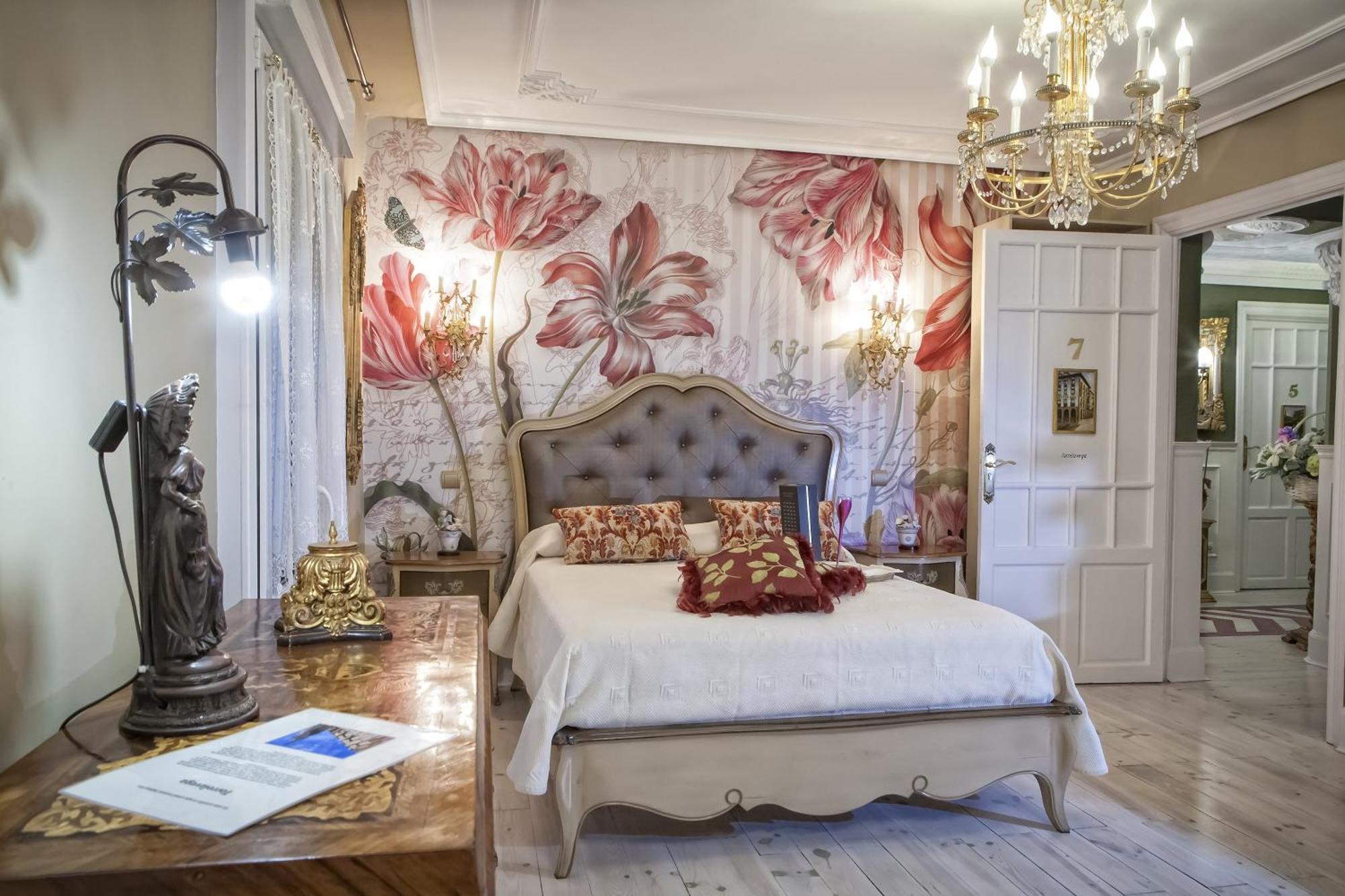 Hostal Boutique Puerta Del Sol Торрелавега Номер фото